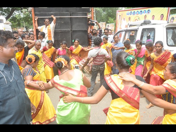 గిరిజన నృత్యం...