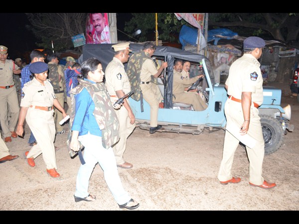 అదుపులోకి అనుమానితులు