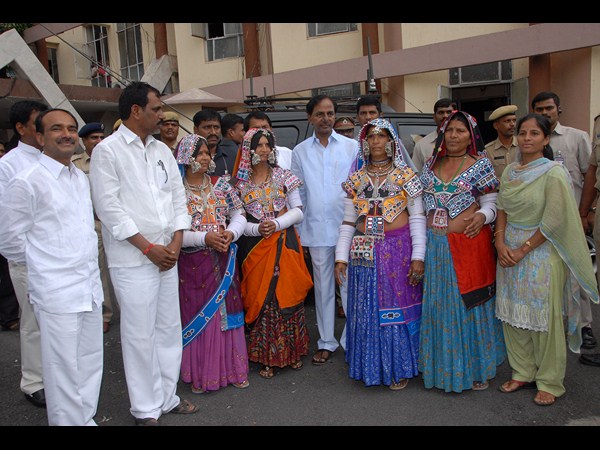 లంబాడాలతో కేసీఆర్