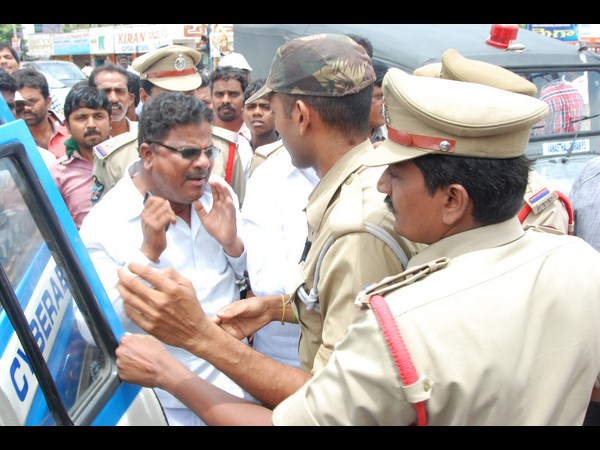 అదుపులోకి మాజీ కౌన్సలర్ 