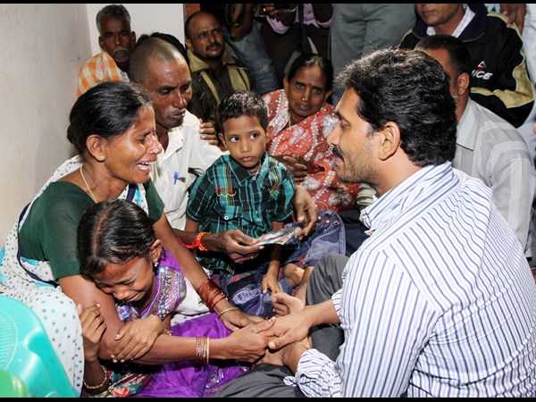 చెన్నై బాధితులకు ఓదార్పు