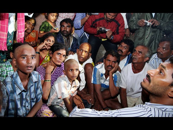 జగన్ వైపు ఆశ్చర్యంగా...