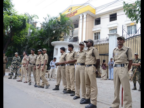 టీ మీడియా చిక్కులు..