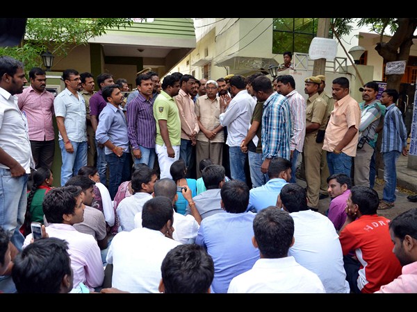 విద్యార్థులతో