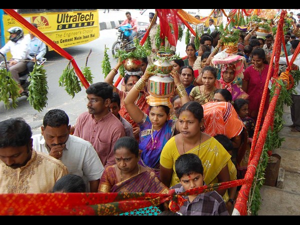 బోనమెత్తిన నగరం