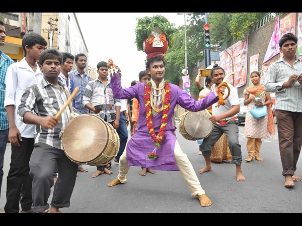 బోనమెత్తిన నగరం