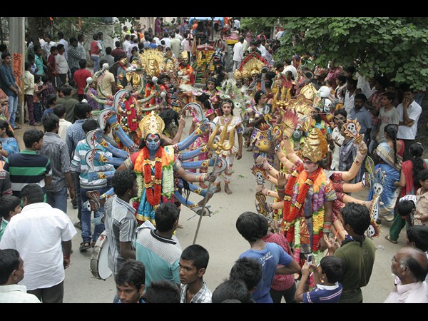 బోనమెత్తిన నగరం