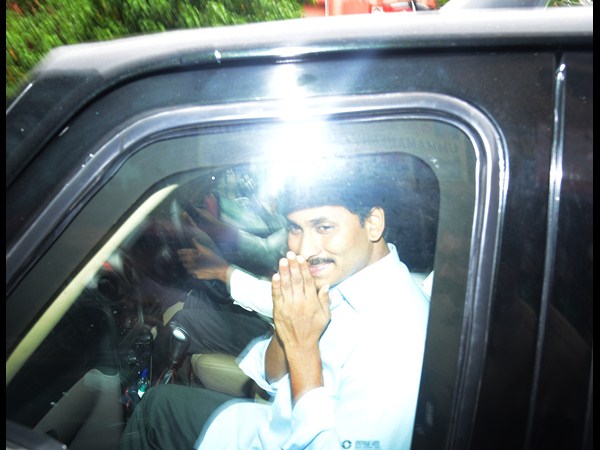 కోర్టు నుంచి బయటకు వస్తూ
