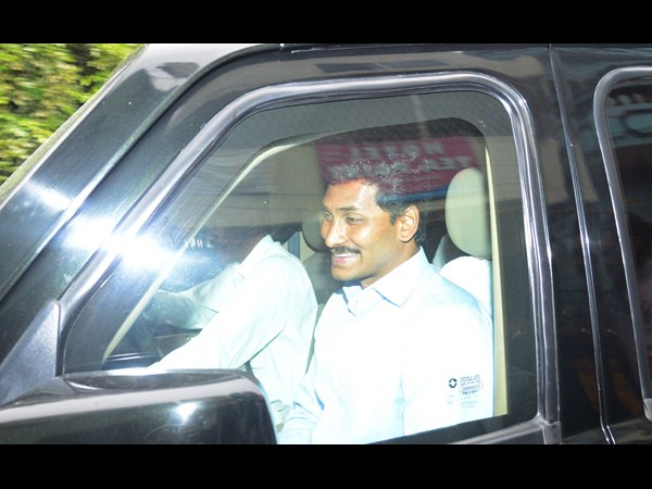 కోర్టు నుంచి బయటకు వస్తూ 