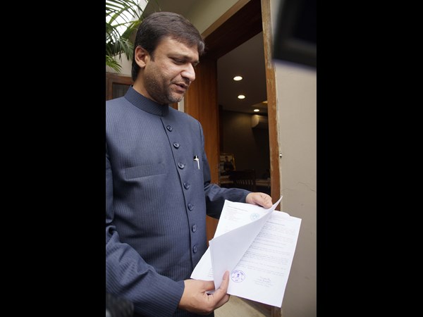 అక్బరుద్దీన్ ఓవైసీకి నోటీసులు