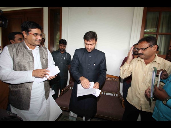 అక్బరుద్దీన్‌కు నోటీసులు