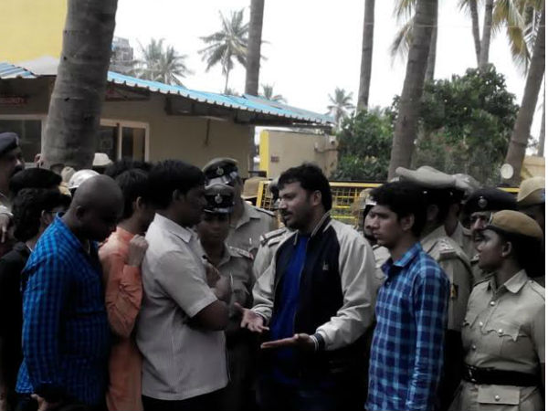 శాంతియుతంగా నిరసన..