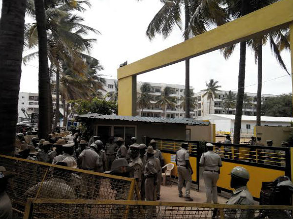 భారీగా పోలీసుల మోహరింపు