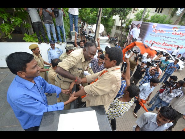 విద్యార్థుల ఆందోళన