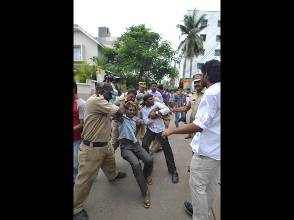 విద్యార్థుల ఆందోళన