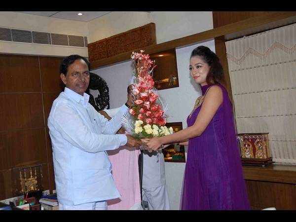 కేసీఆర్‌తో రష్మీ
