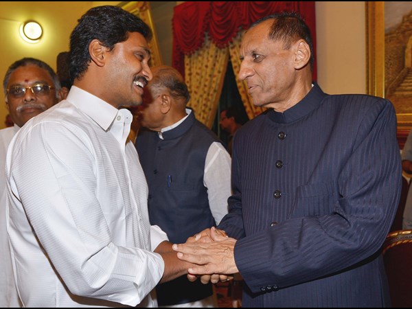 జగన్ పలకరింపు