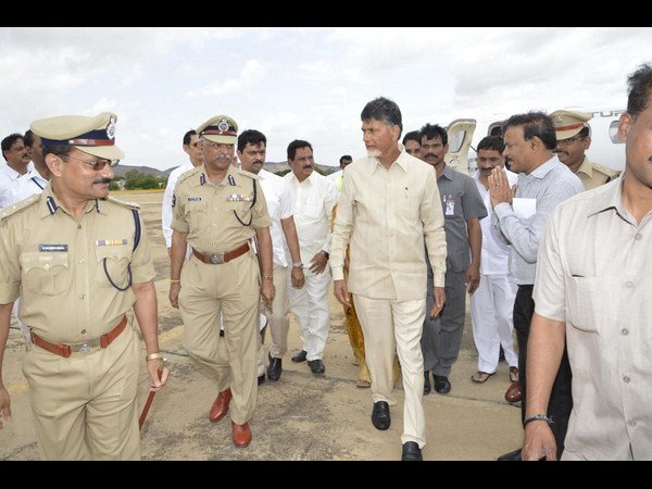 పుట్టపర్తిలో చంద్రబాబు