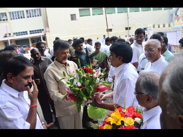 పుట్టపర్తిలో చంద్రబాబు