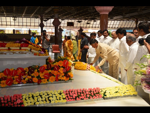 పుట్టపర్తిలో చంద్రబాబు 