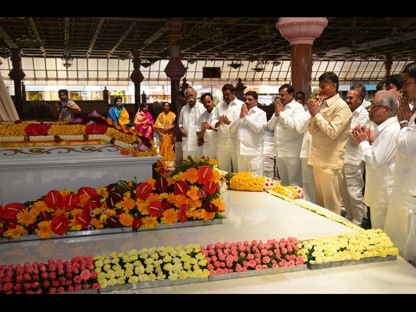 పుట్టపర్తిలో చంద్రబాబు