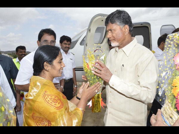 పుట్టపర్తిలో చంద్రబాబు