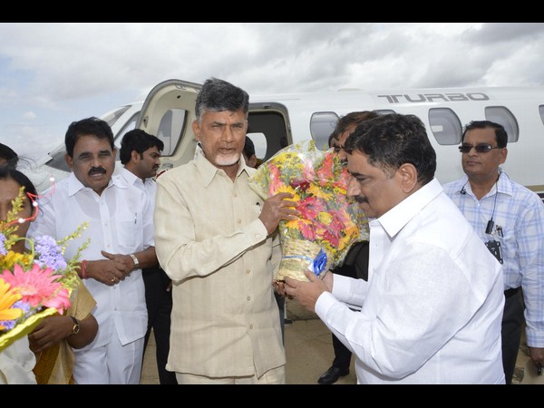 పుట్టపర్తిలో చంద్రబాబు