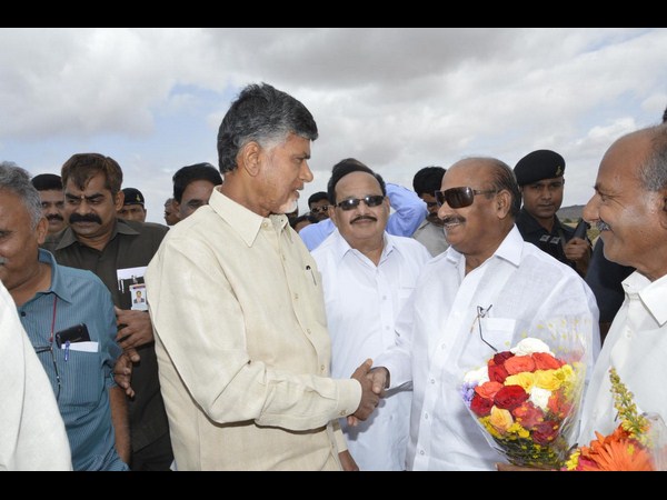 పుట్టపర్తిలో చంద్రబాబు