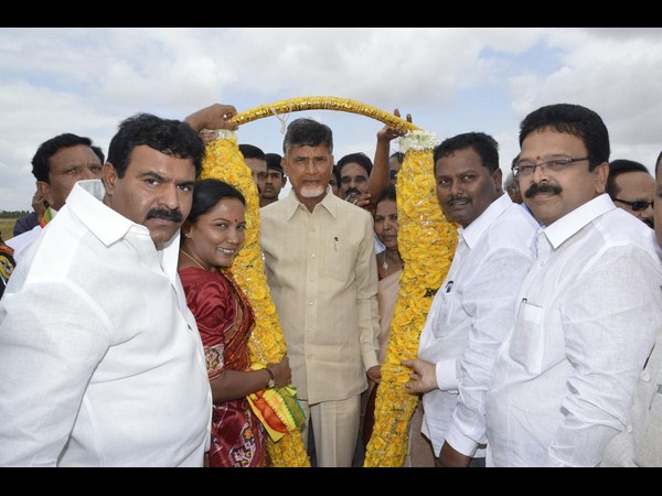 పుట్టపర్తిలో చంద్రబాబు