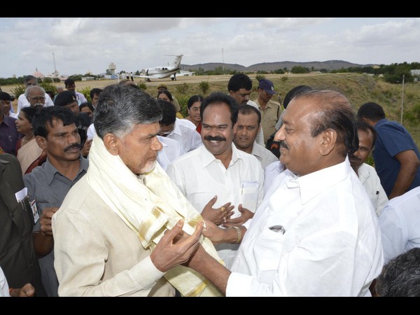 పుట్టపర్తిలో చంద్రబాబు