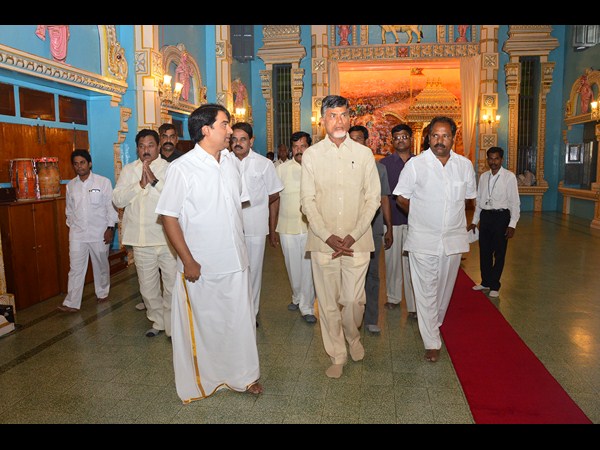 పుట్టపర్తిలో చంద్రబాబు