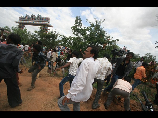 రాళ్లు రువ్వుతూ..