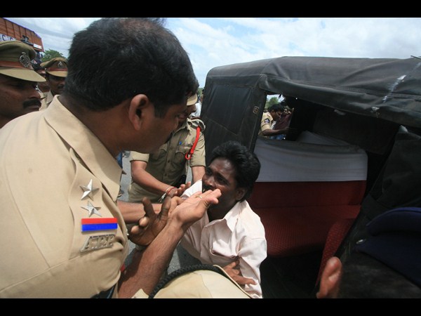 పోలీసుల వద్ద మొర