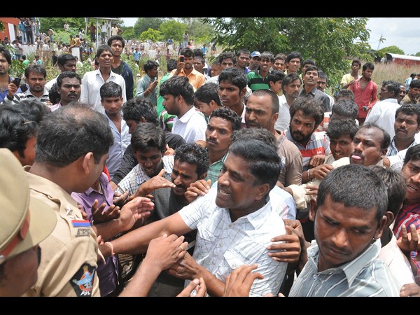 పోలీసుల నిలదీత