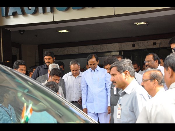 కెసిఆర్ ఇలా...
