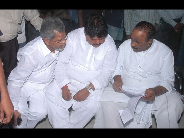 నాయని నర్సింహా రెడ్డి ఇలా..