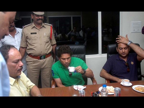 సచిన్ టీ తాగుతూ...