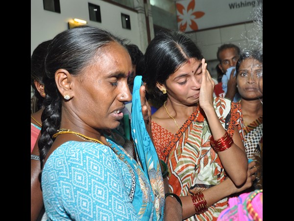 తల్లిదండ్రులు రోదనలు