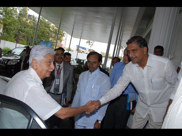 హరీష్ రావు కరచాలనం