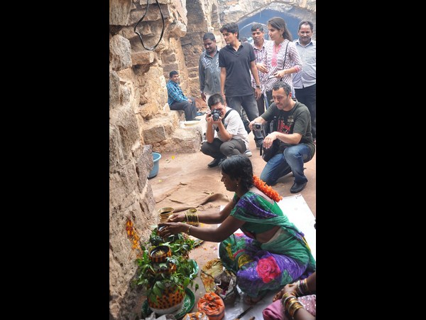 బోనం సమర్పిస్తుండగా.. బోనం సమర్పిస్తుండగా..