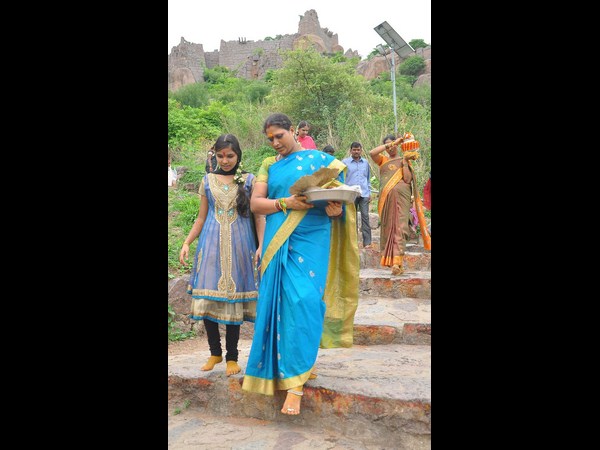 బోనం సమర్పించి.. బోనం సమర్పించి..