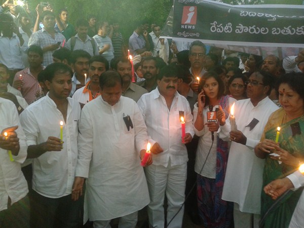 కొవ్వొత్తుల నివాళి