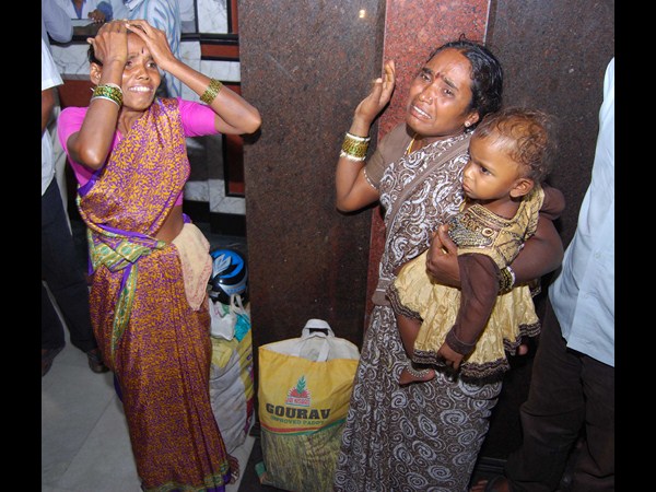 కుటుంబసభ్యుల రోదనలు