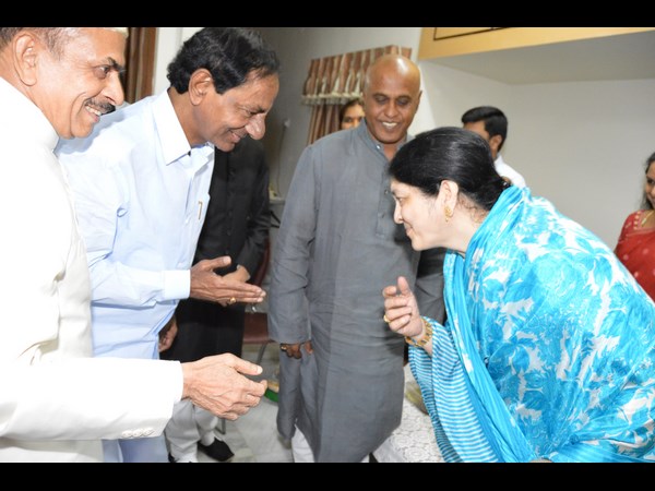 మొహమూద్ అలీ నివాసంలో కెసిఆర్