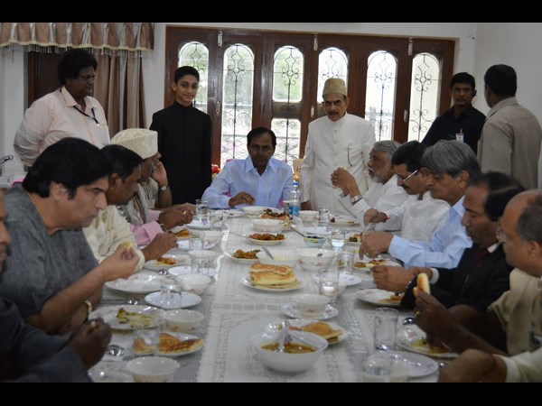 విందు ఆరగిస్తూ కెసిఆర్