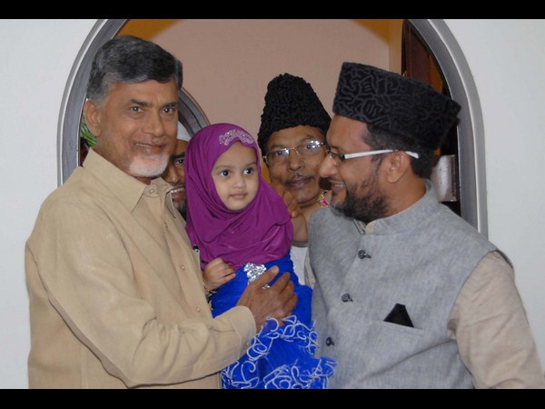 చిన్నారిని ఎత్తుకున్న బాబు
