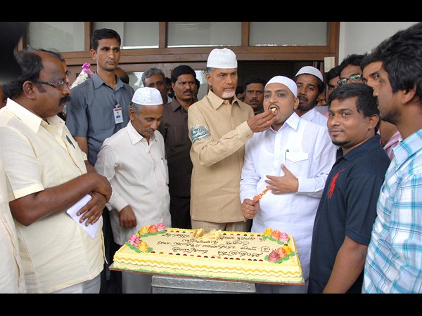 కేక్ తినిపిస్తూ..
