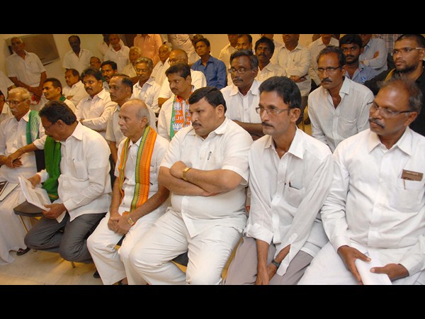 పెండింగ్ ప్రాజెక్టులు పూర్తి చేస్తాం