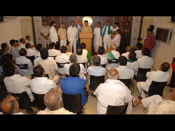 మాట్లాడుతున్న చంద్రబాబు