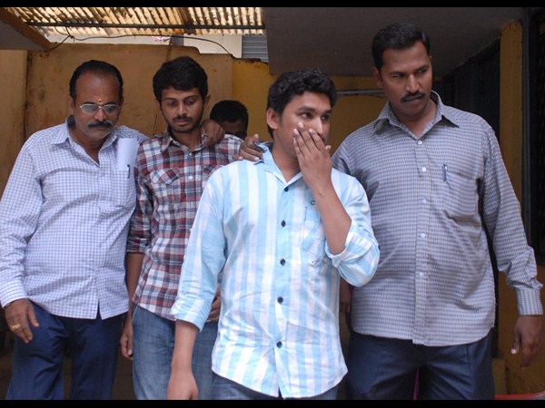 కార్లు అద్దెకు తీసుకునేవాడు